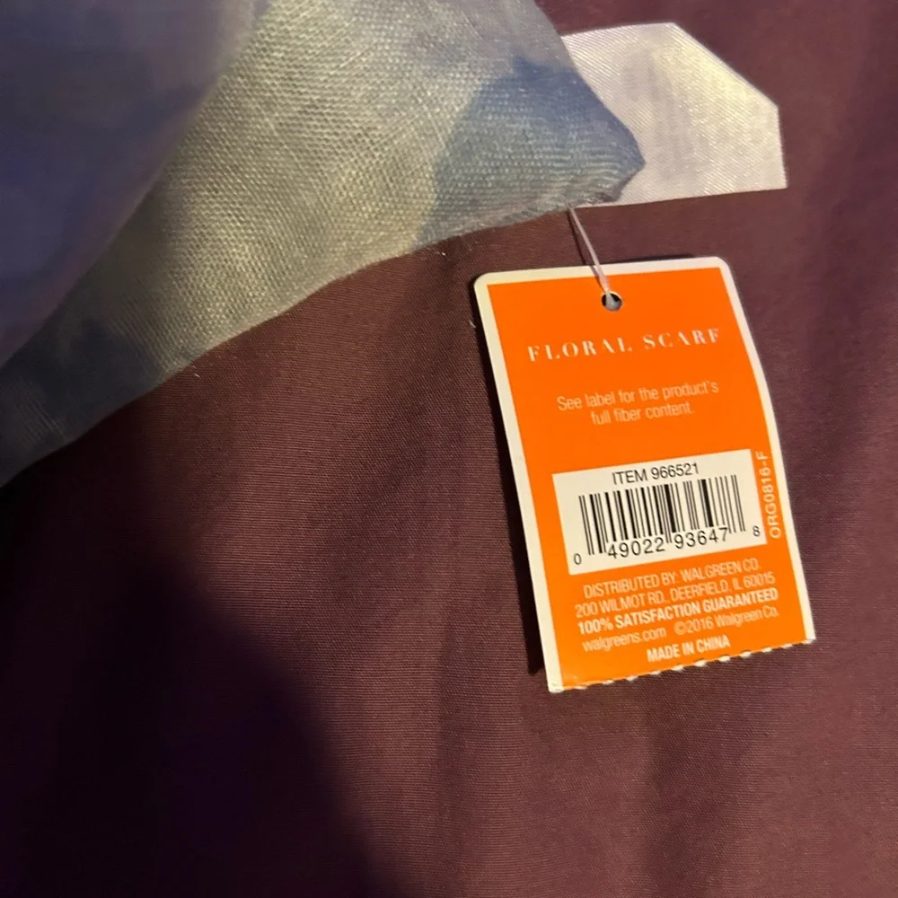 NWT Floral scarf in blue and white - Picture 6 of 6